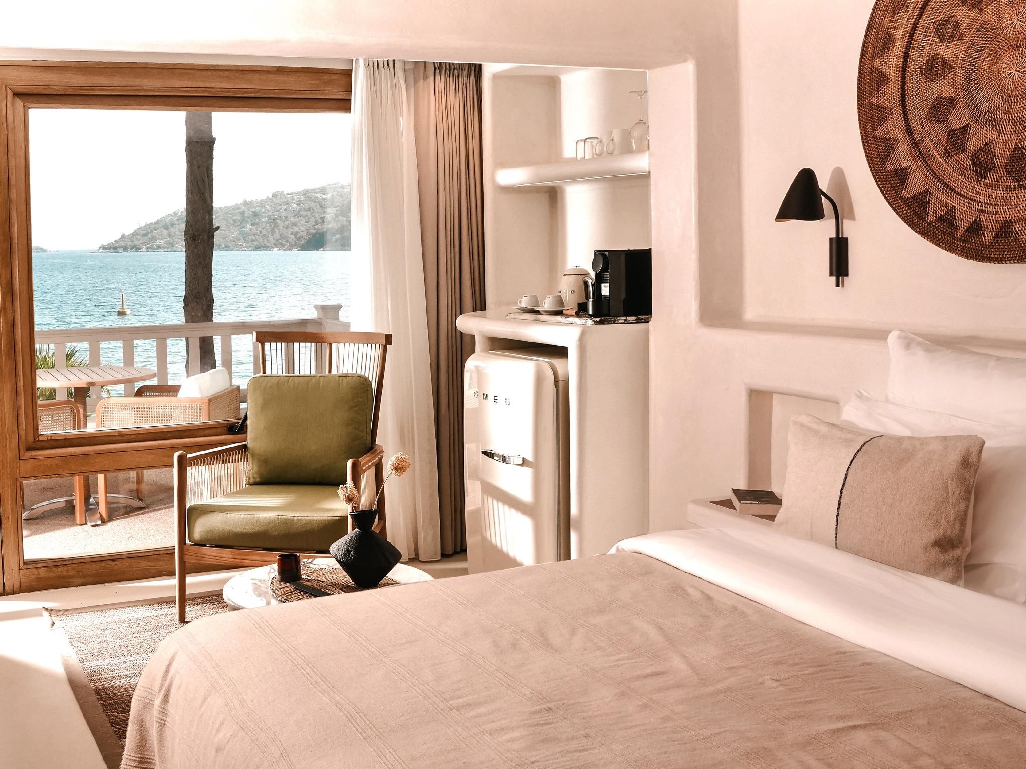 Honeymoon Sea View Suite with Jacuzzi