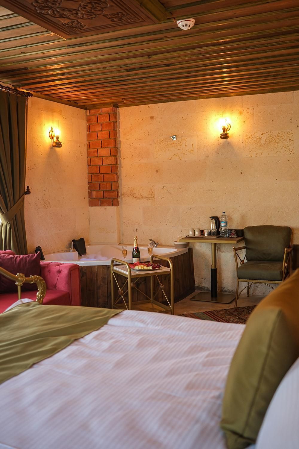 Queen Suite with Spa Bath