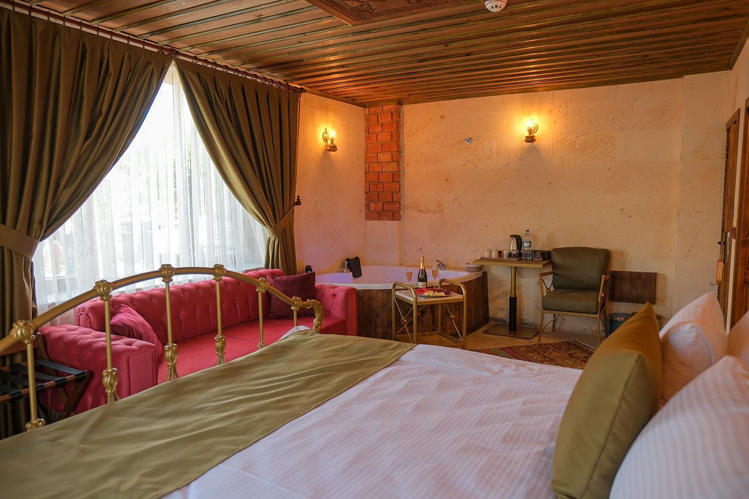 Queen Suite with Spa Bath