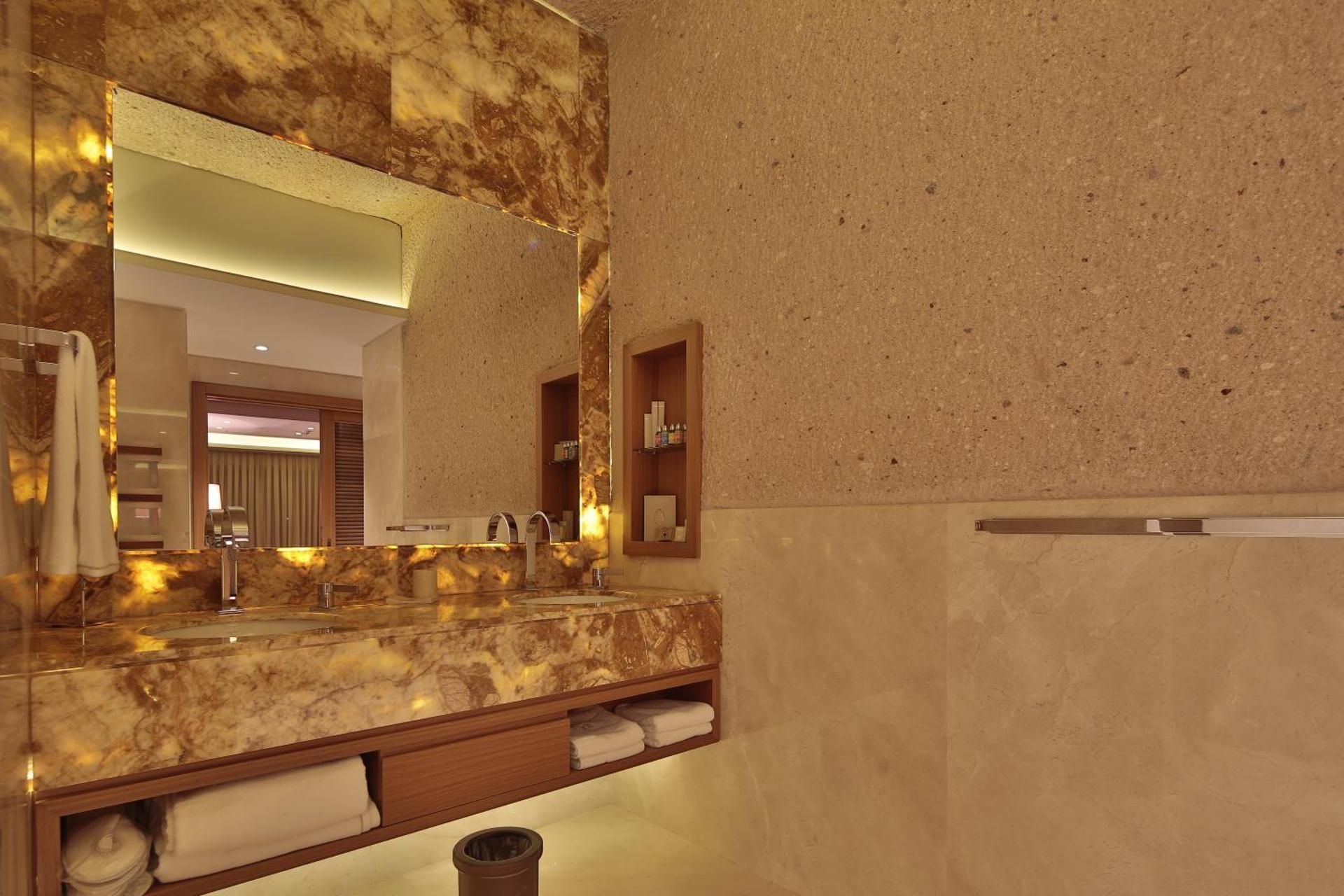 Ariana Sustainable Luxury Lodge - Special Category King Cave Suite with Spa bath 3