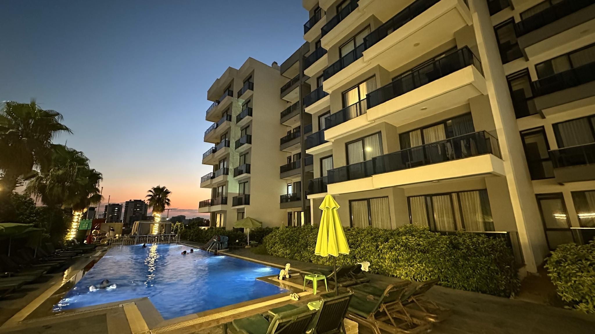 swimming pool [outdoor]