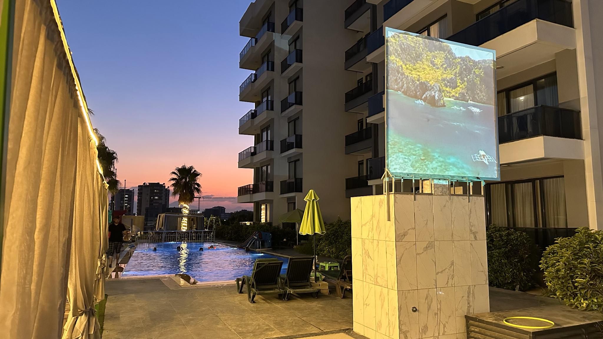 swimming pool [outdoor]