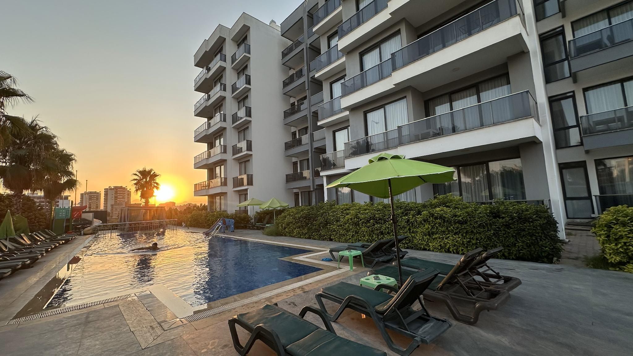 swimming pool [outdoor]