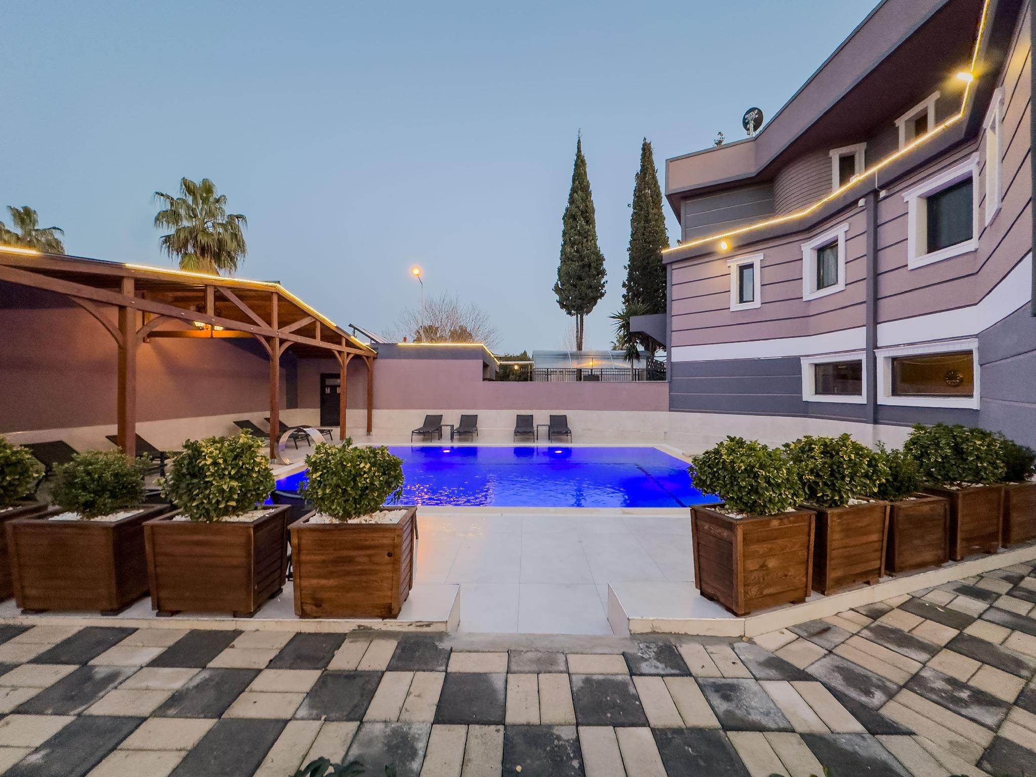 swimming pool [outdoor]