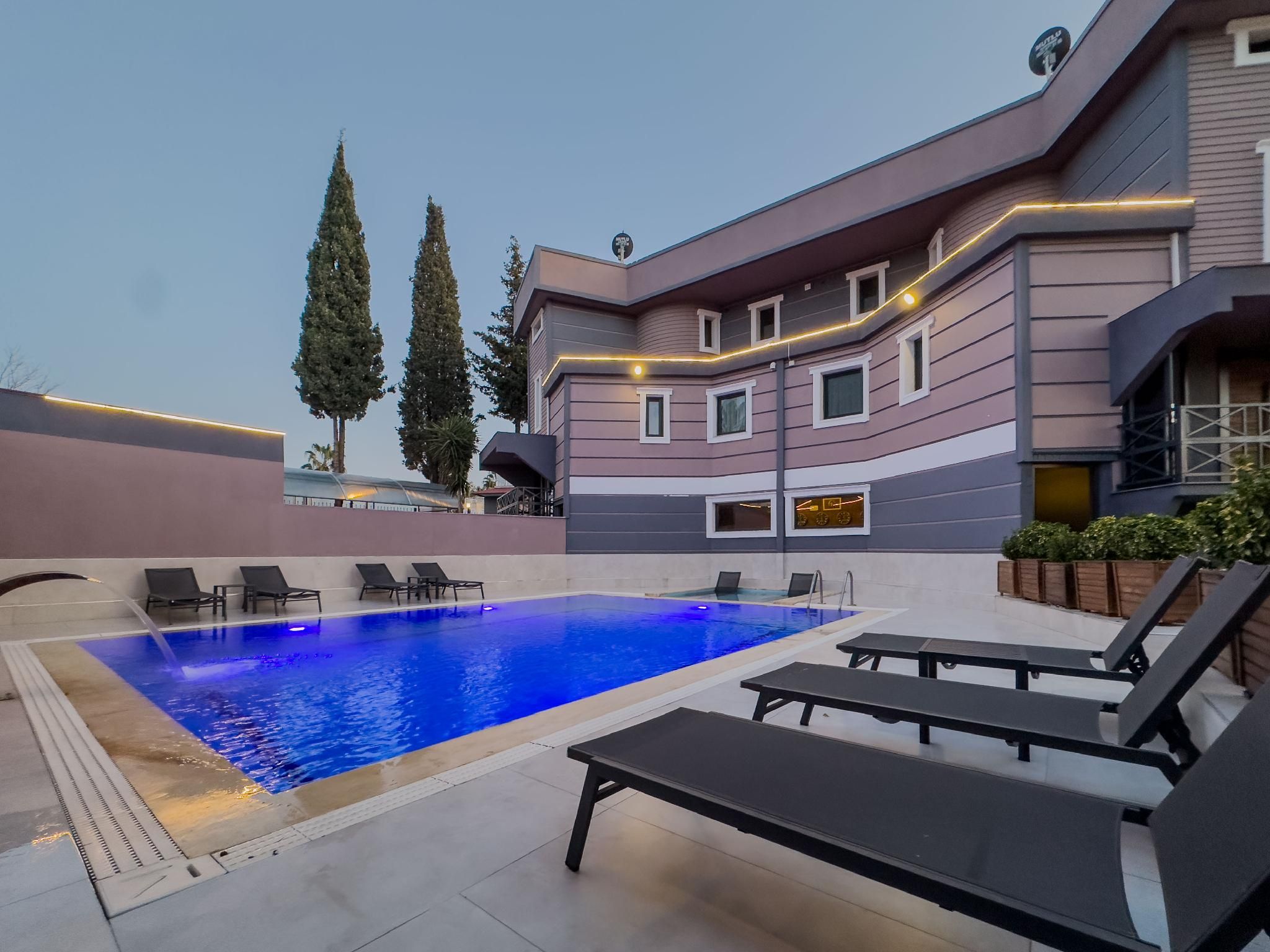 swimming pool [outdoor]