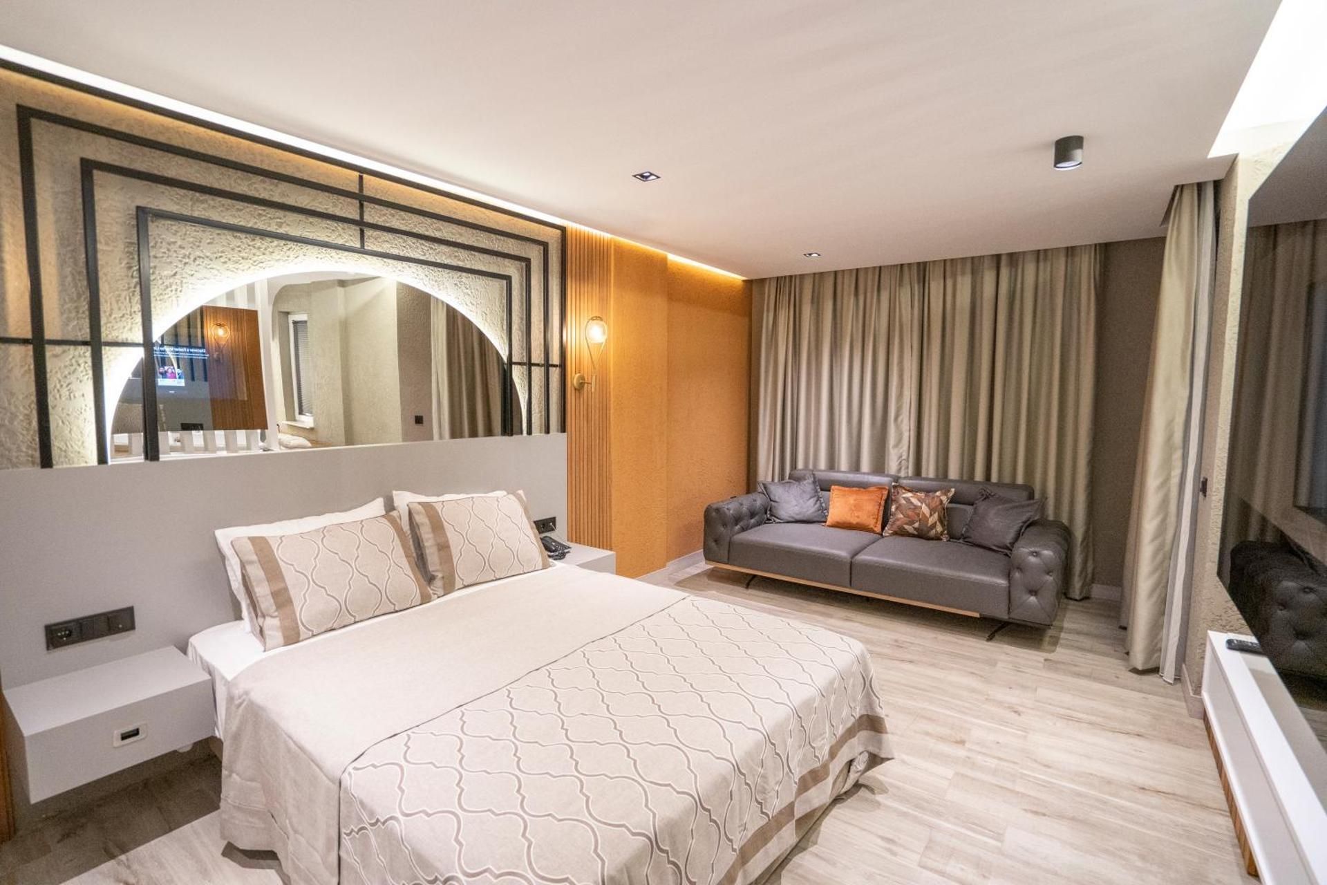 Quadruple Deluxe Room with Jacuzzi