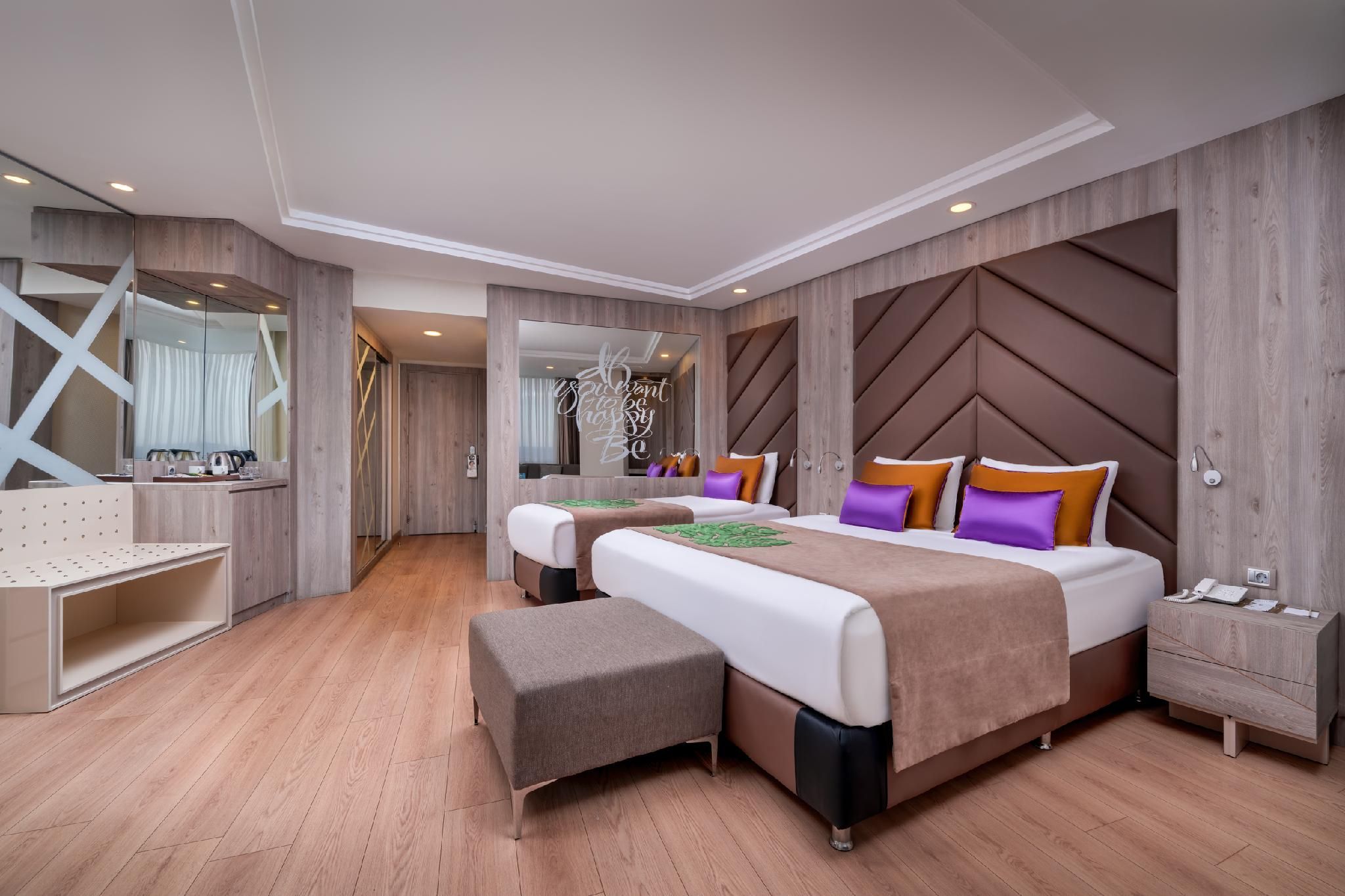 Be Large Land View Room