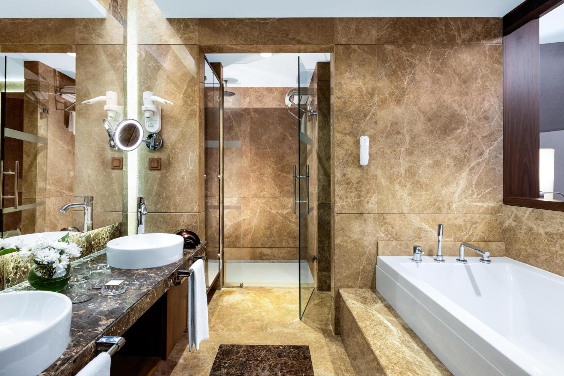 Deluxe Royal Suite With Sea View And Balcony
