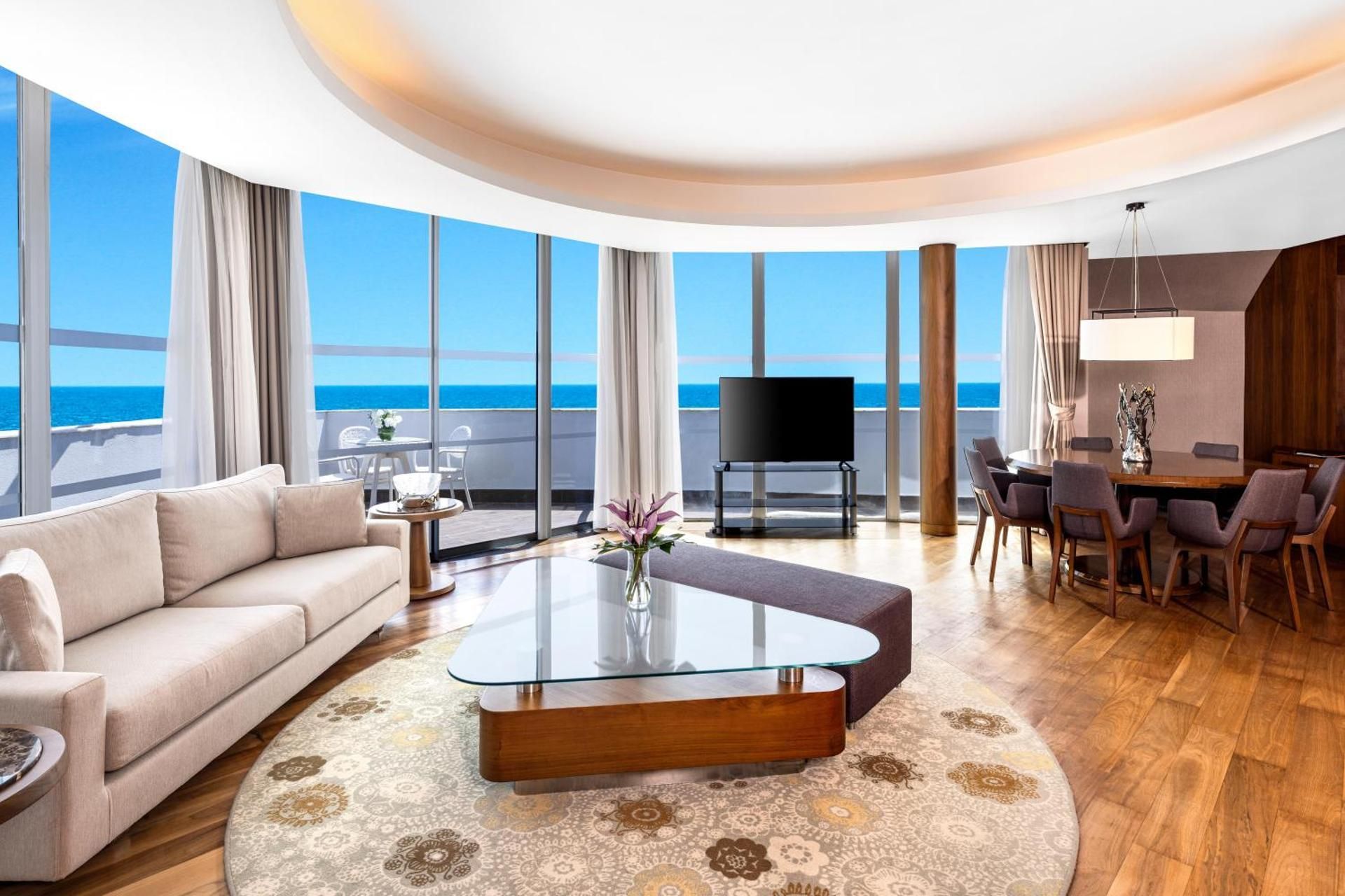 Deluxe Royal Suite With Sea View And Balcony