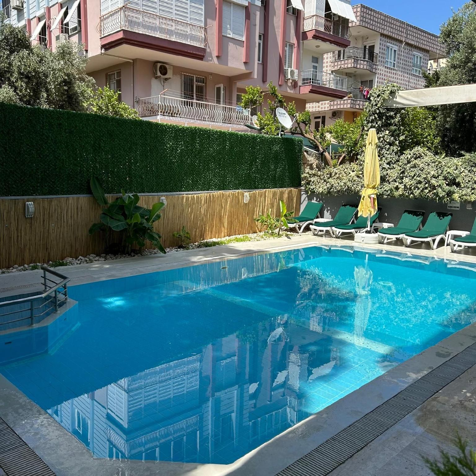 swimming pool [outdoor]