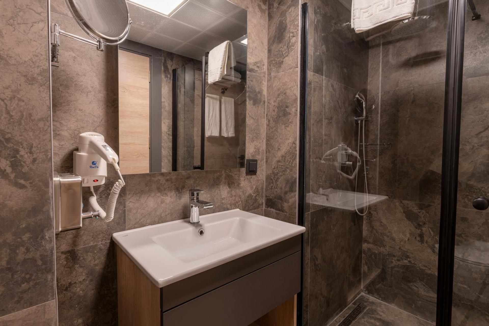 Irenic Hotel Jacuzzi Suite 3