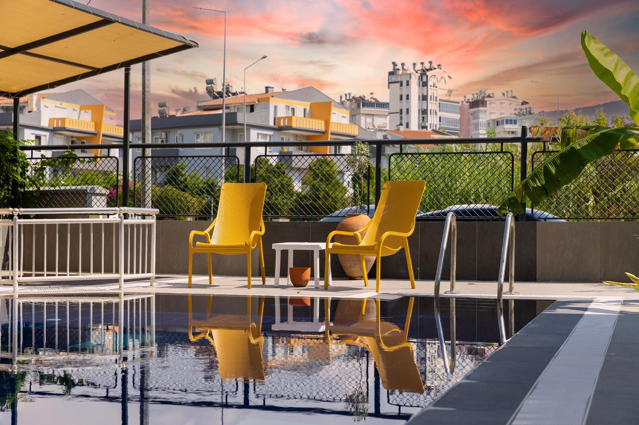 swimming pool [outdoor]