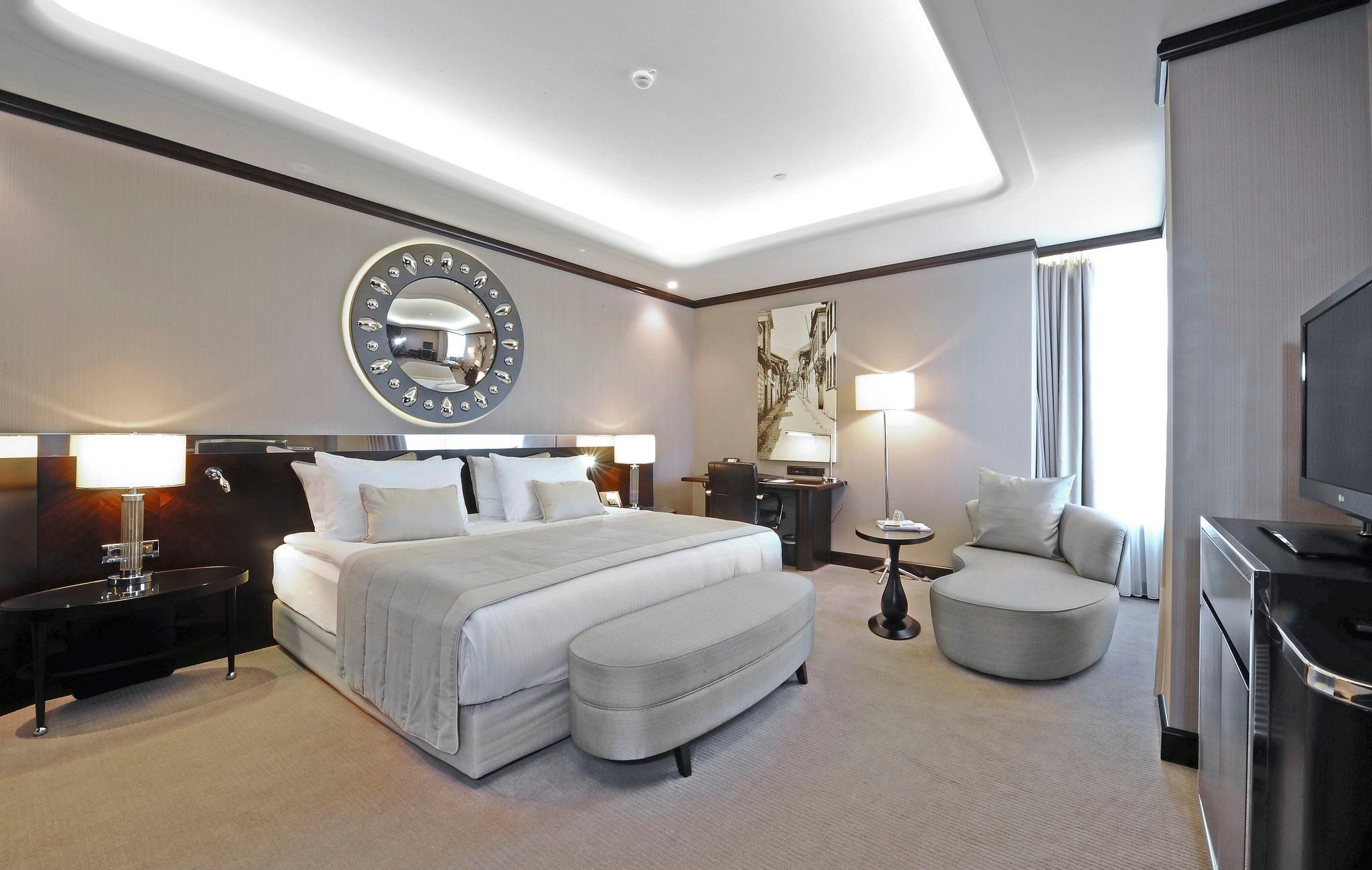 1 King Bed Premium Smoking City View