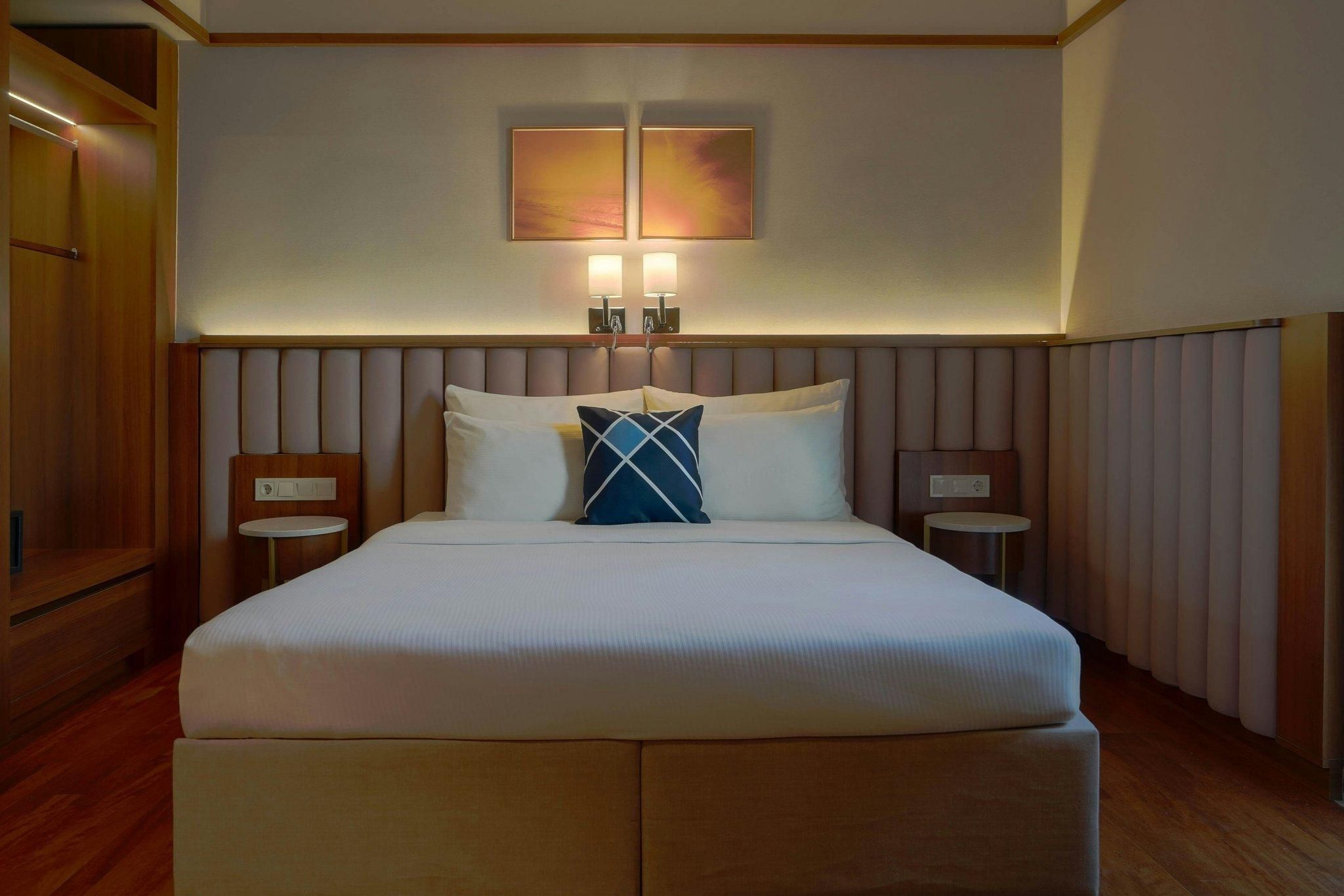 Standard King Room, Guest room, 1 King, Urban view