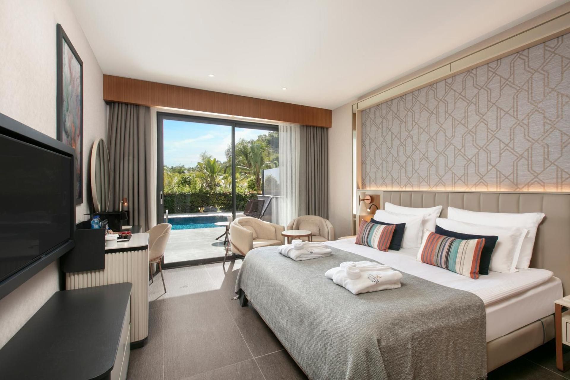 Family Swim Up Room