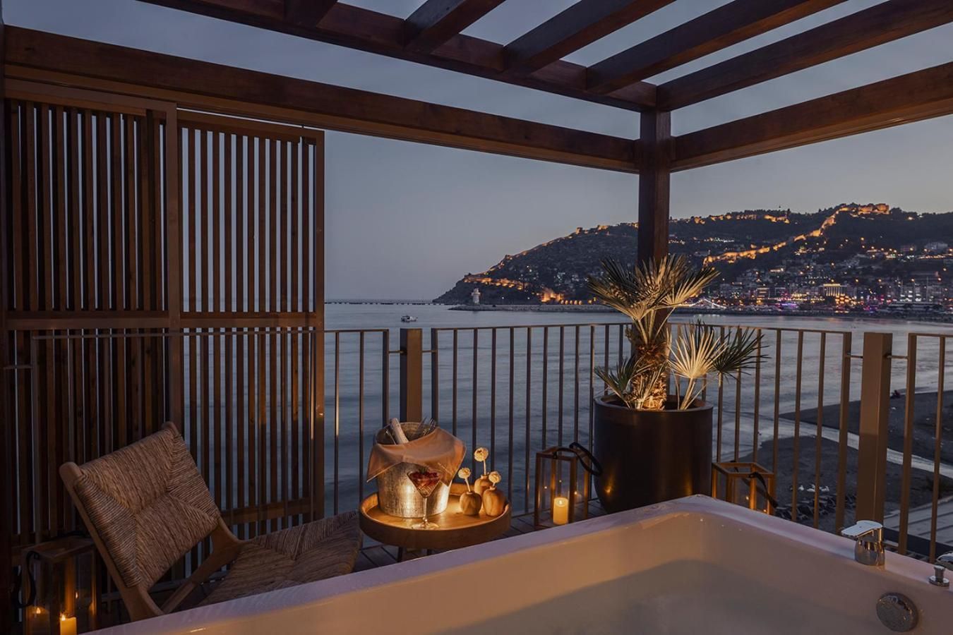 En Vie Beach King Suite with Sea View 3