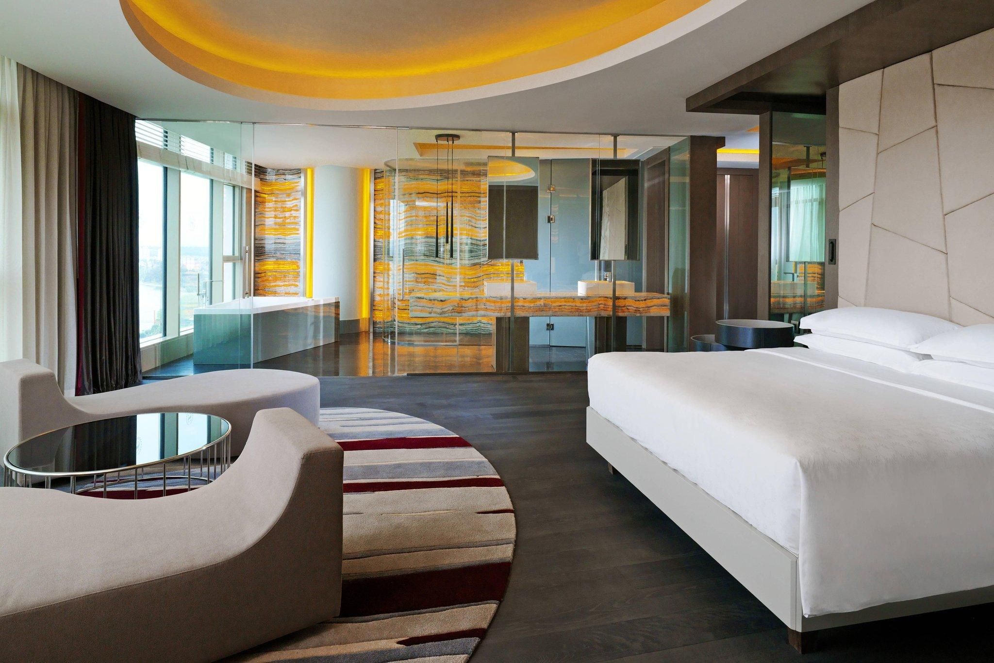 Sheraton Suite, Club lounge access, 1 Bedroom Presidential Suite, 1 King, River view, Terrace