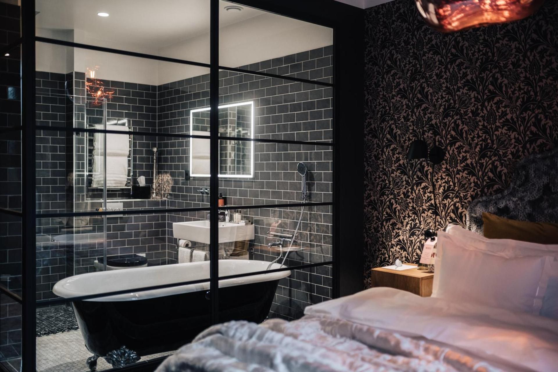 1 King Bed, Nonsmoking, Junior Suite, Bathtub And Shower