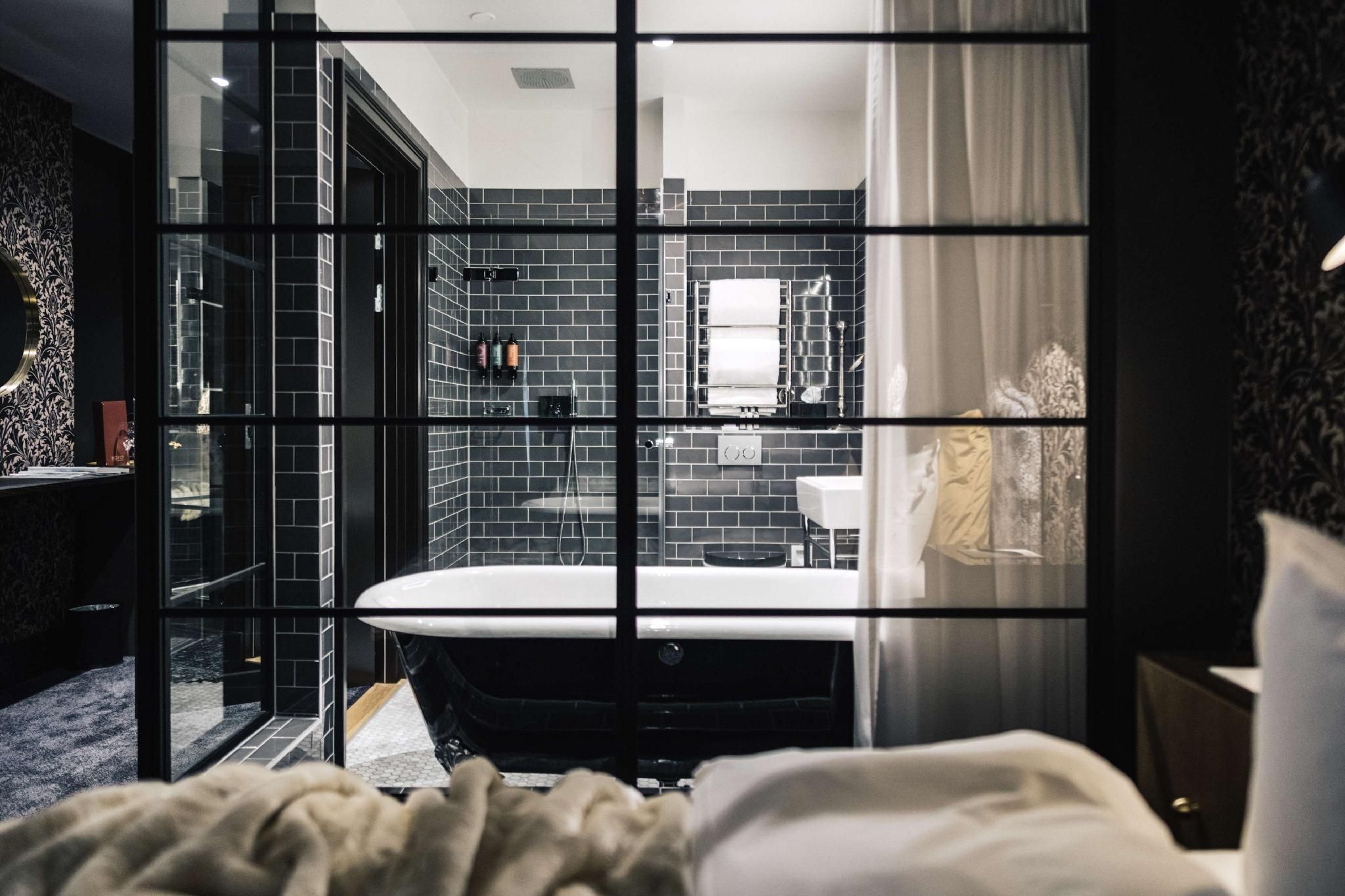1 King Bed, Nonsmoking, Junior Suite, Bathtub And Shower