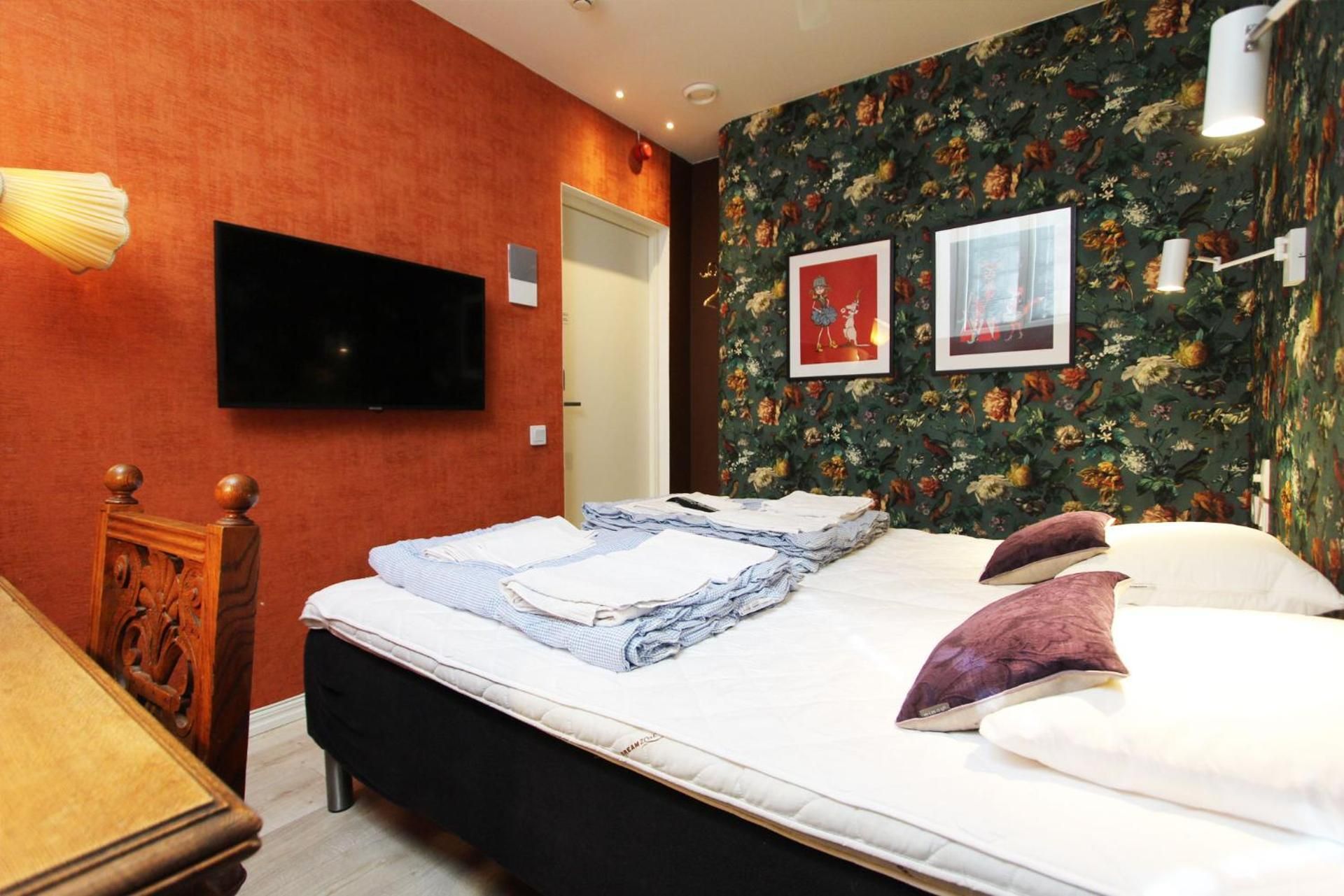Twin Room with Shared Bathroom