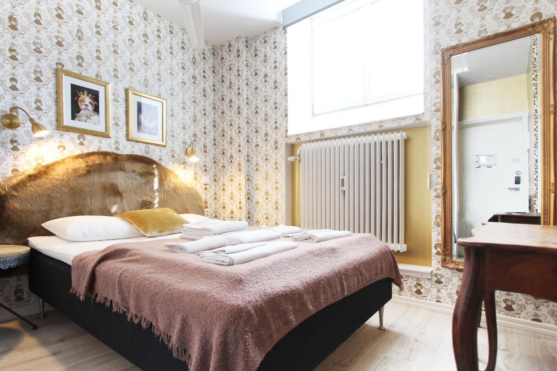 Queen Room with Shared Bathroom