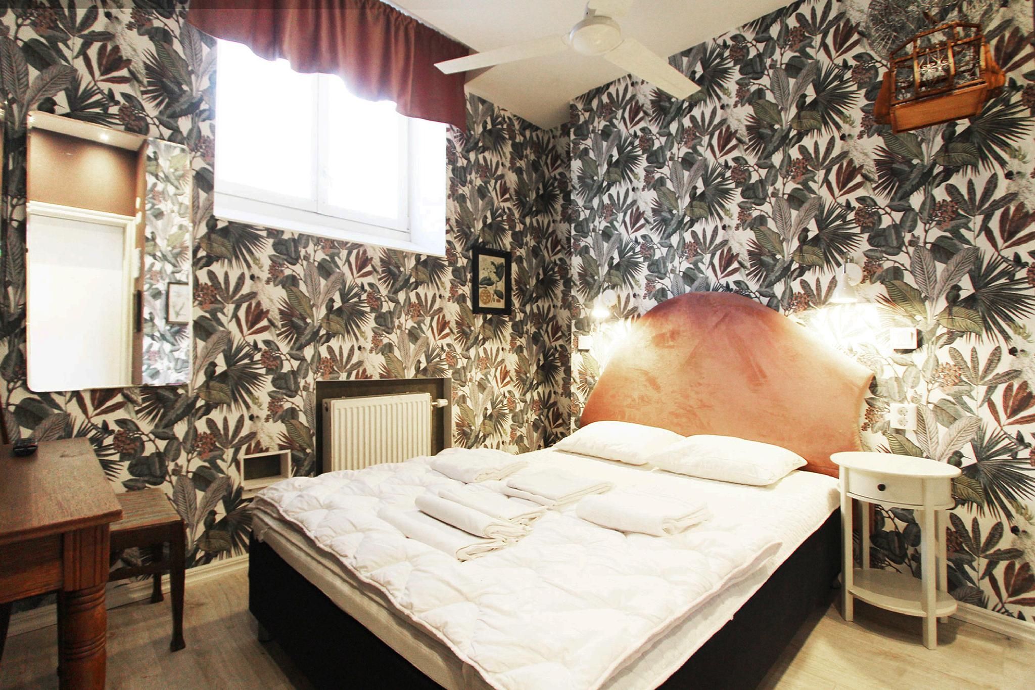Room with Queen Bed