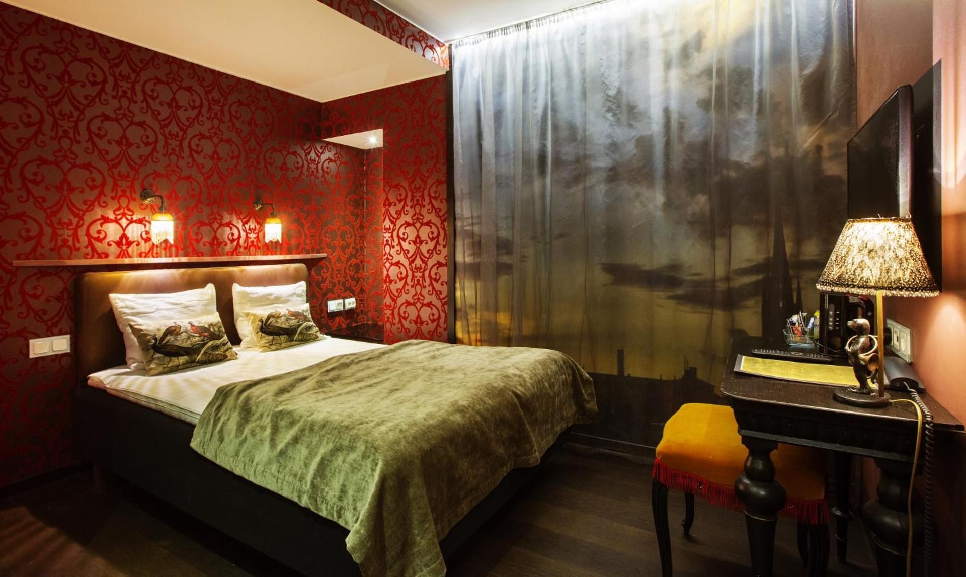 Queen Room with Private Bathroom (No Window)