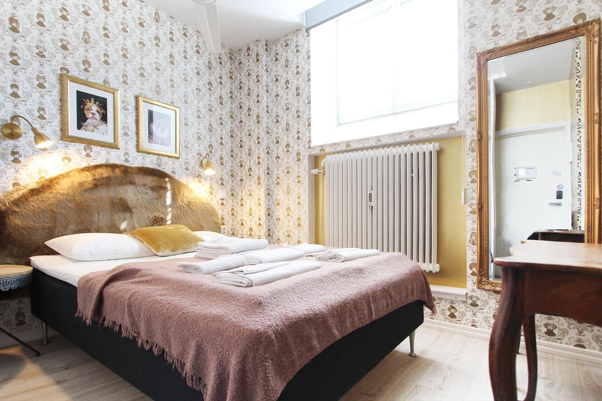 Room with Queen Bed