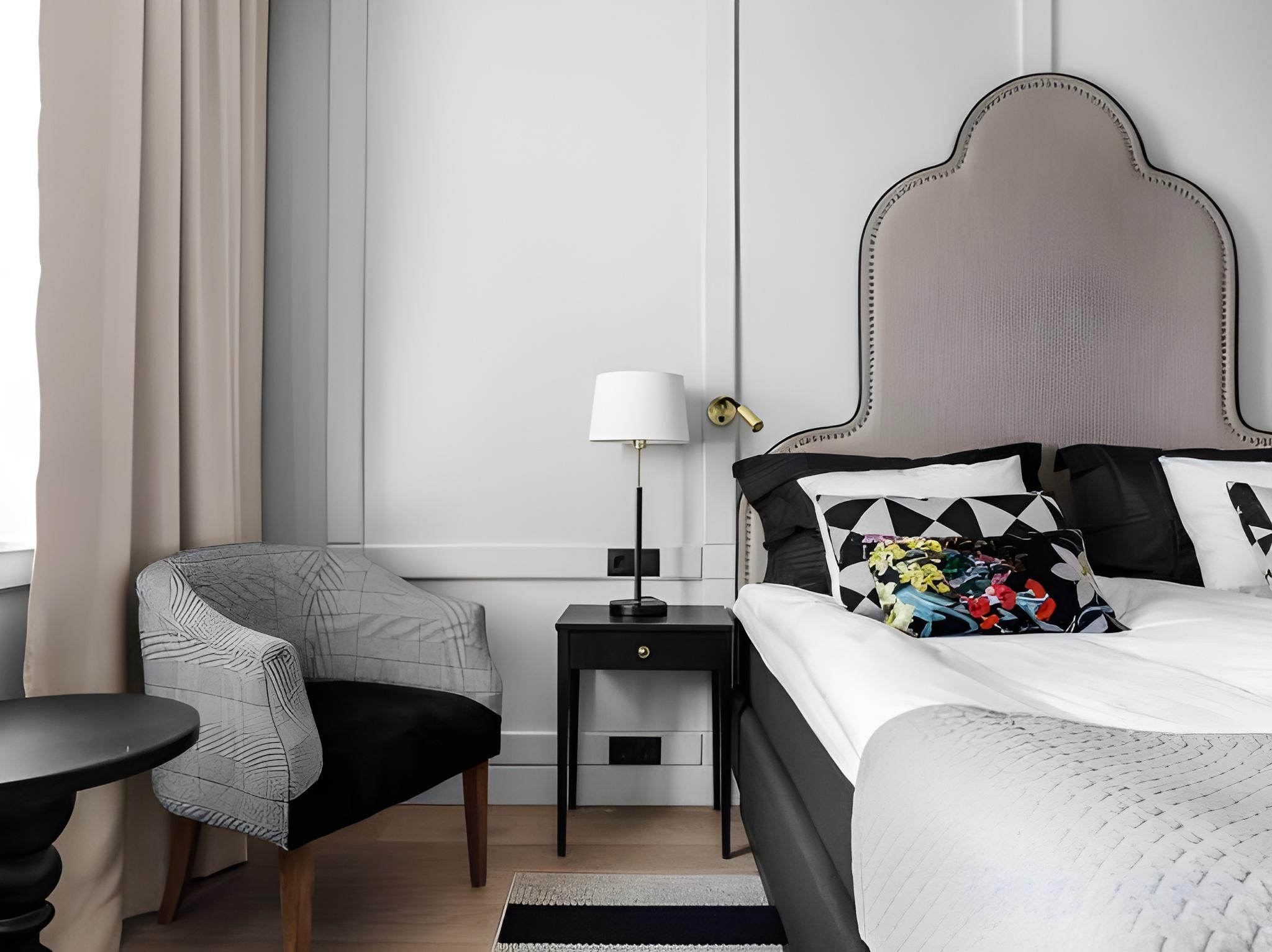 1 Queen Bed