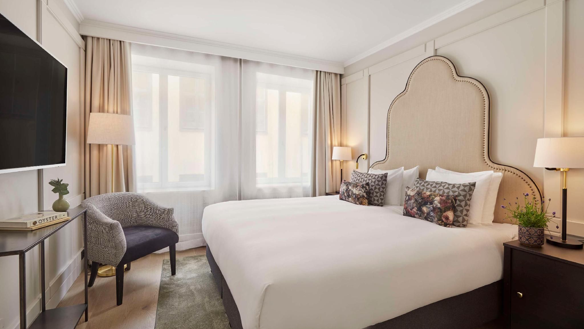 1 Queen Bed
