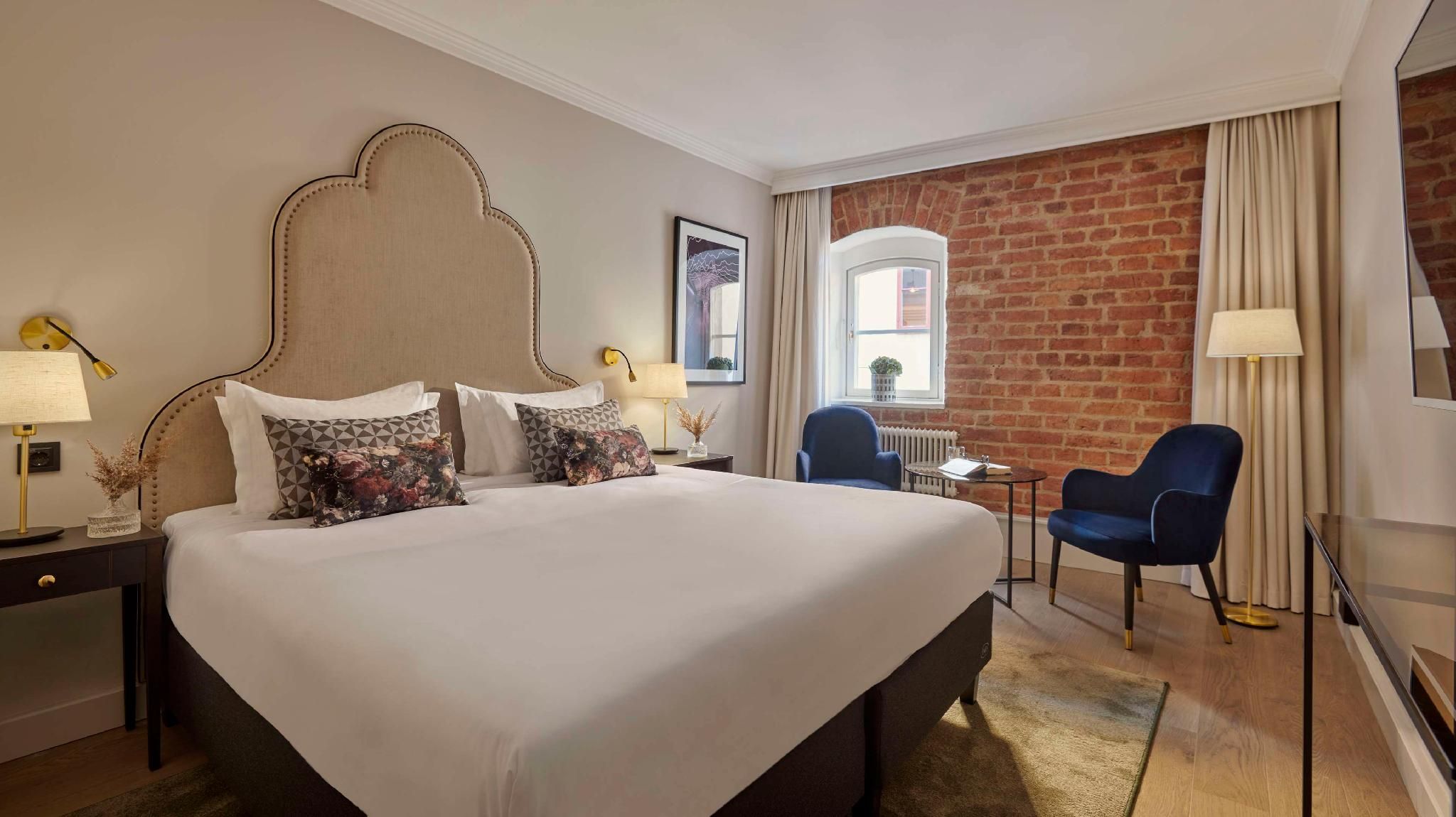 1 King Bed