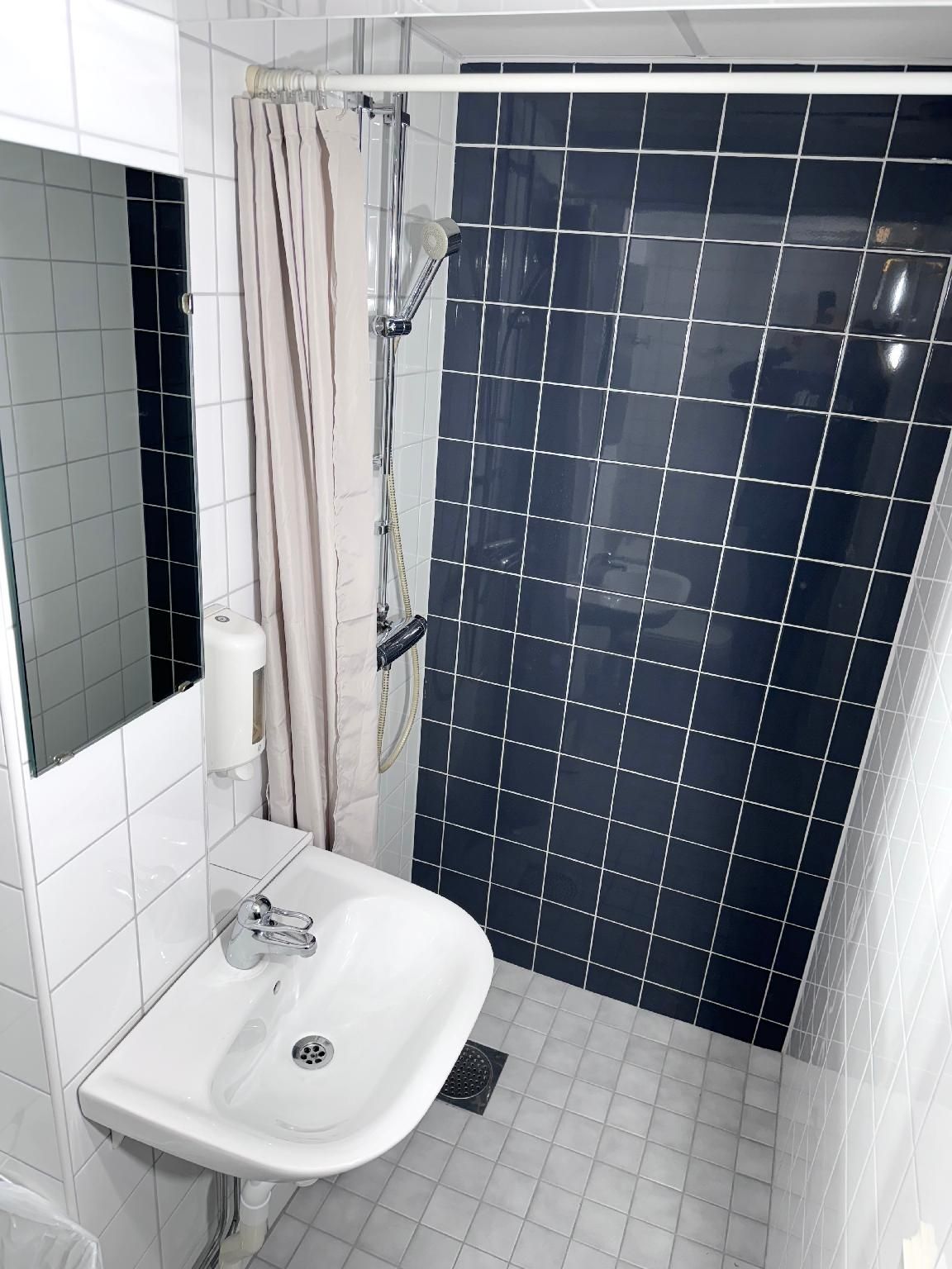 1 Person in 6-Bed Dormitory with Private Bathroom - Mixed