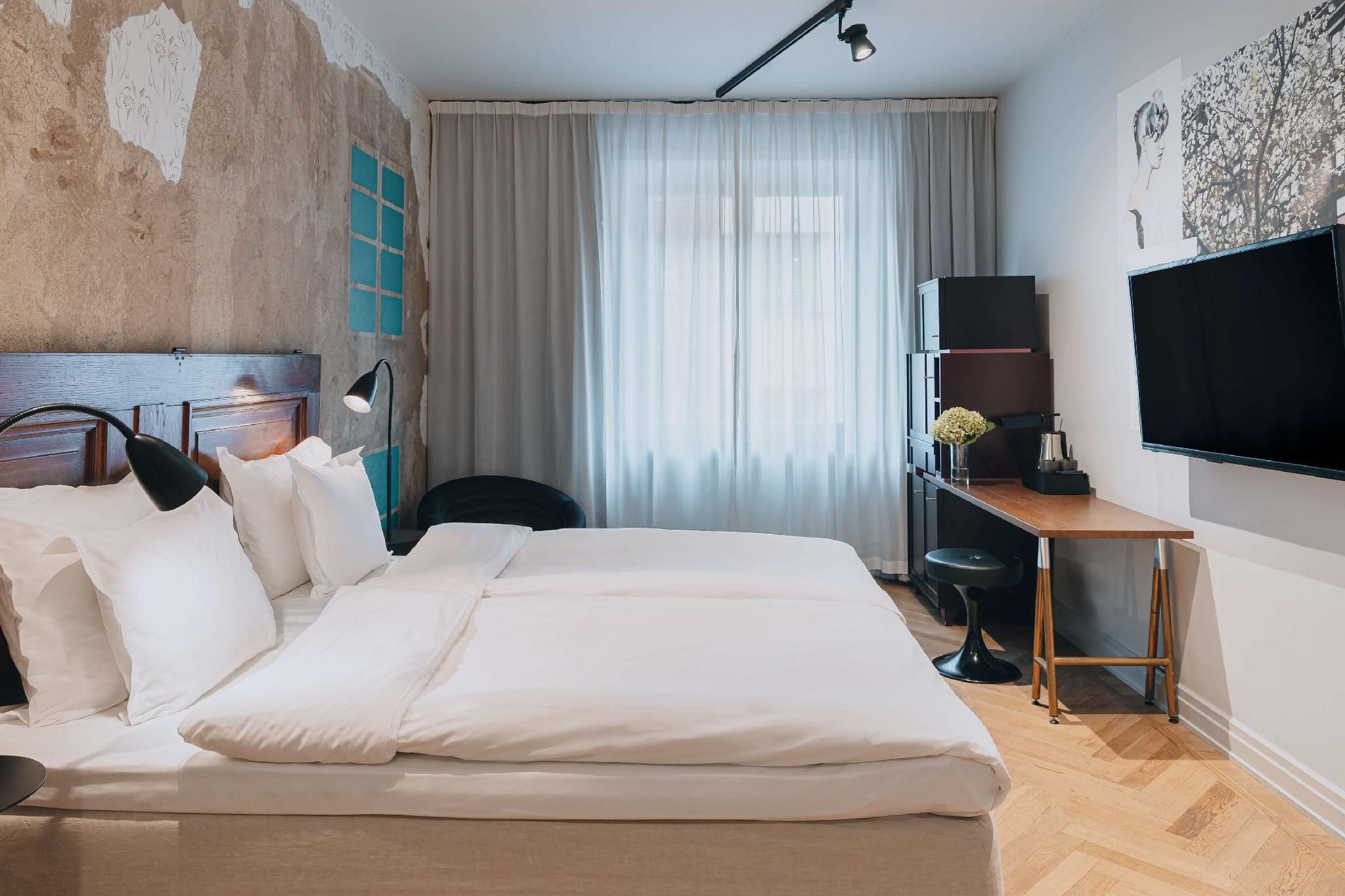 twin beds room