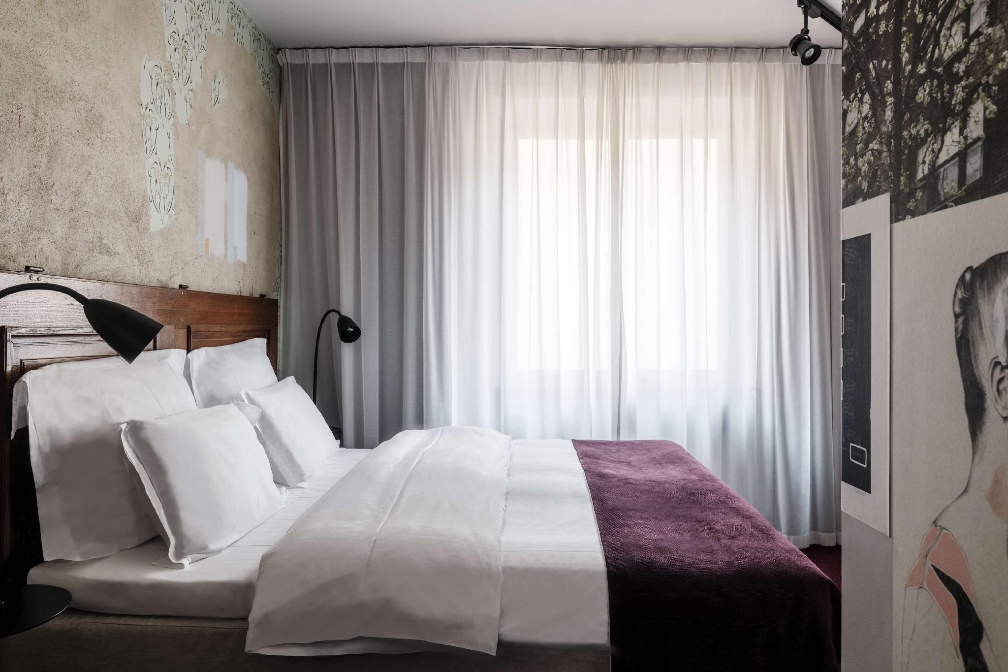 Queen Bed Room