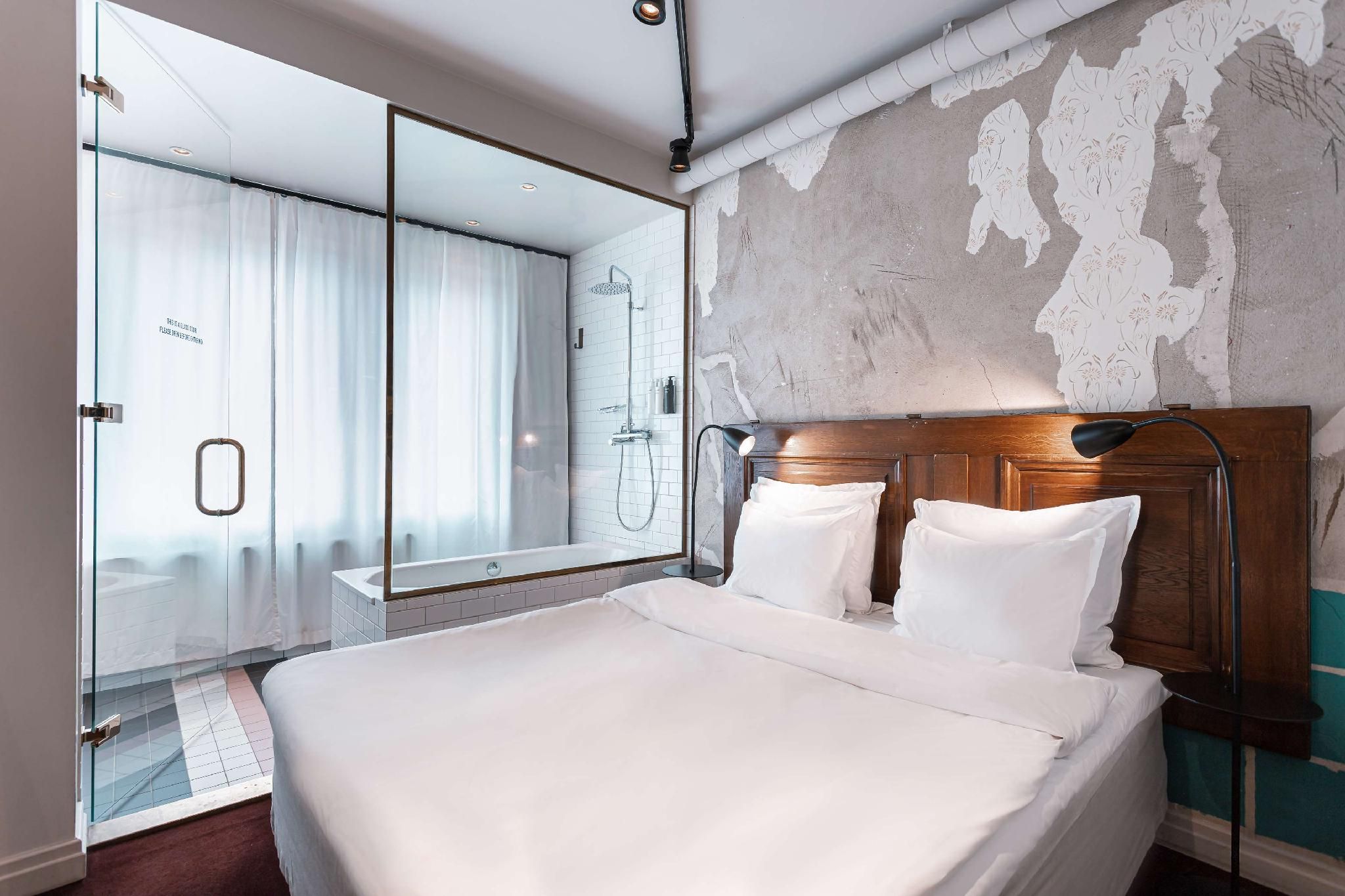 Queen Bed Deluxe Room