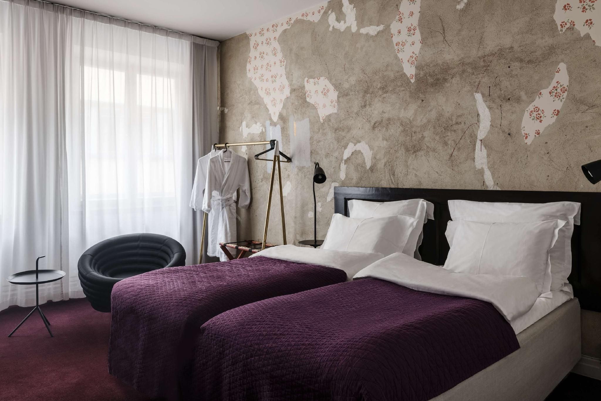 twin beds room
