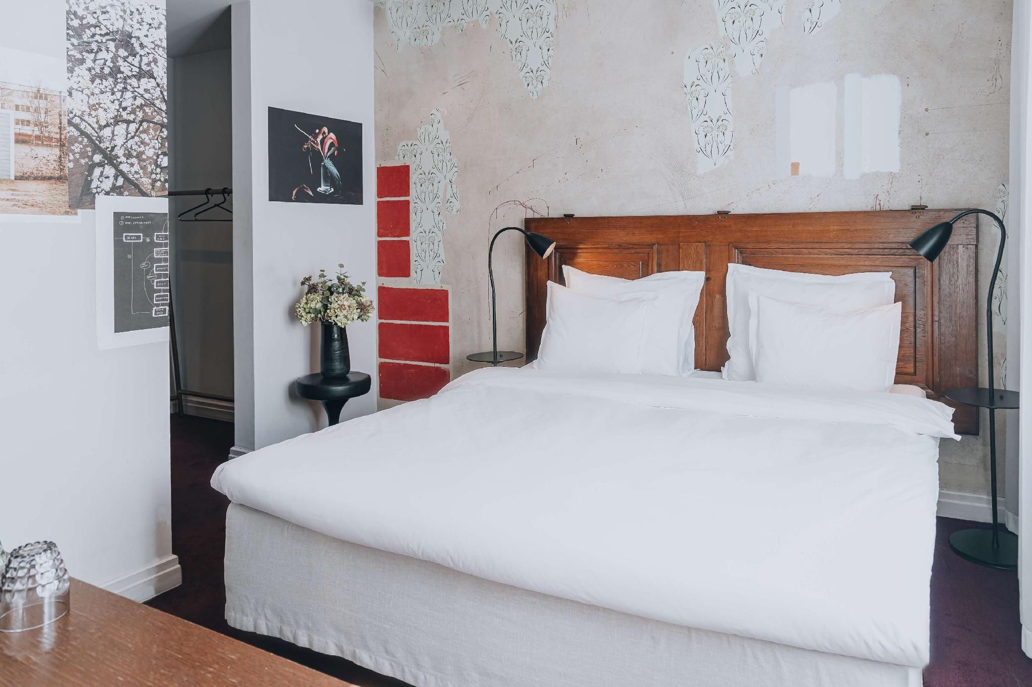 Queen Bed Room