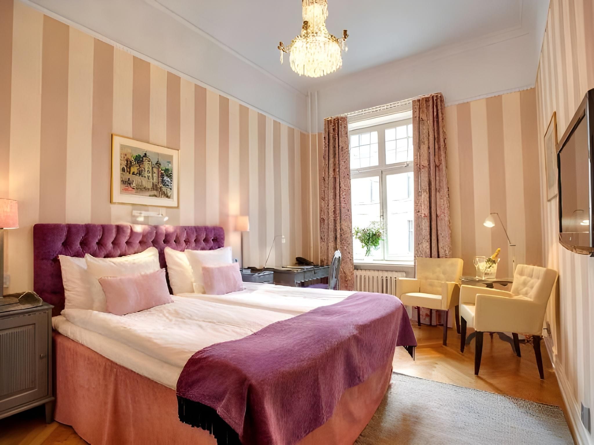 Deluxe King Room with Balcony - Non-Smoking