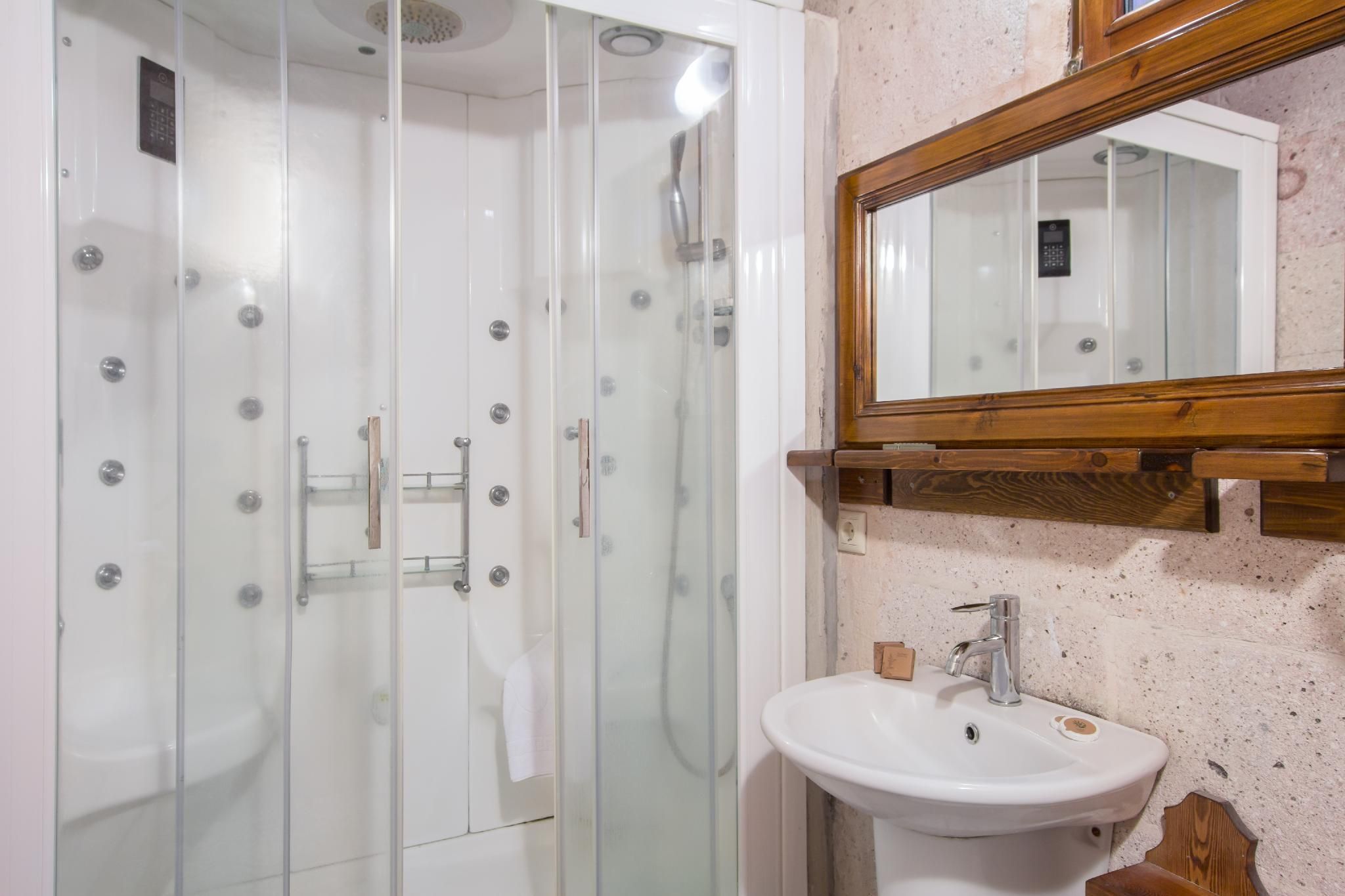 Royal Cave Pool Suite