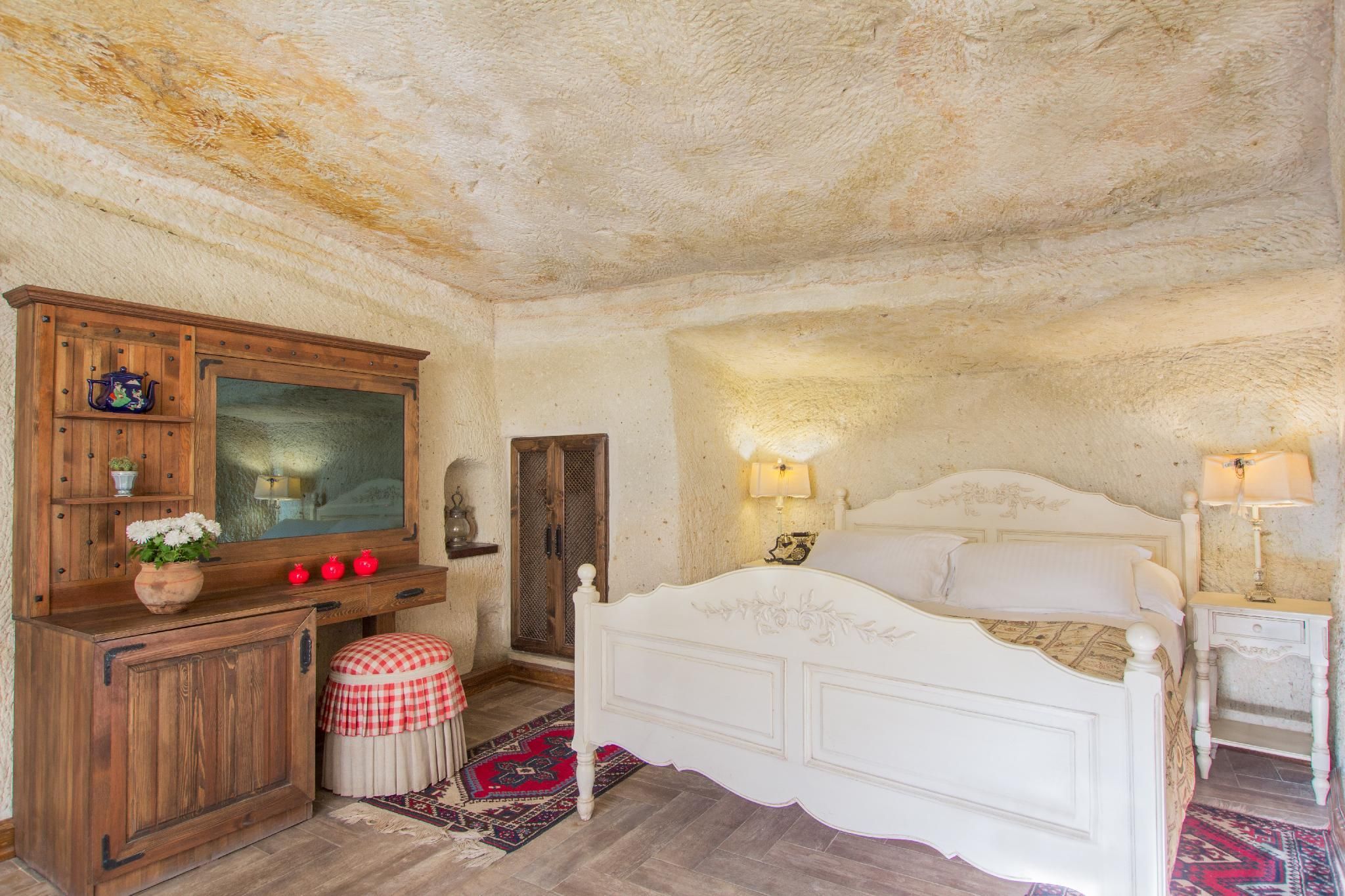 Deluxe Cave Room