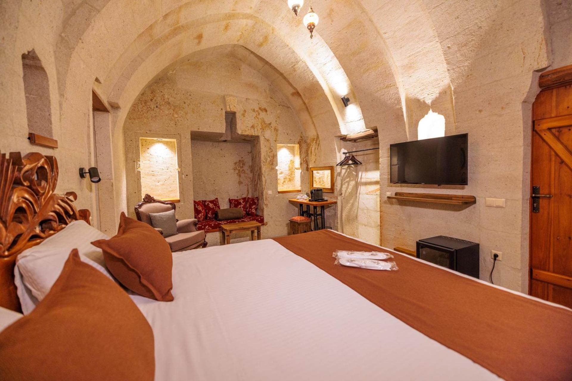 Canyon Cave Hotel Queen Room with Spa Bath 2