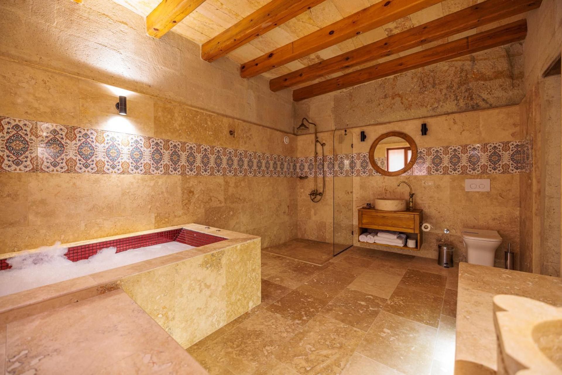 Canyon Cave Hotel Queen Room with Spa Bath 3