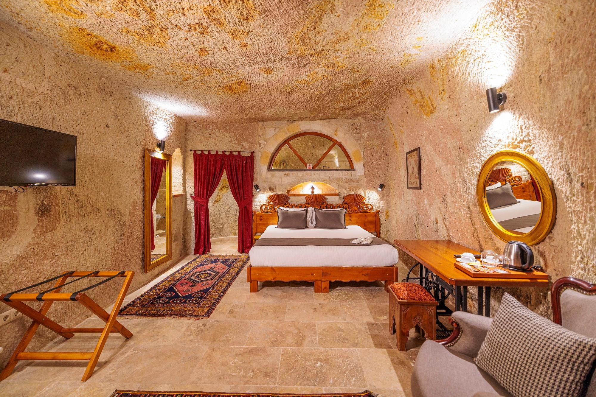 Deluxe Cave Room