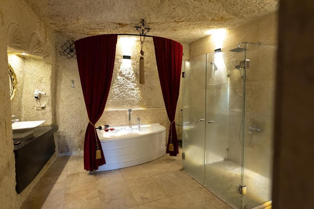 Deluxe Cave Suite