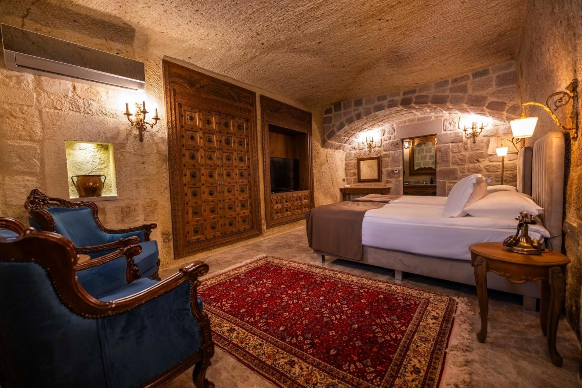 Deluxe Double Cave Suite