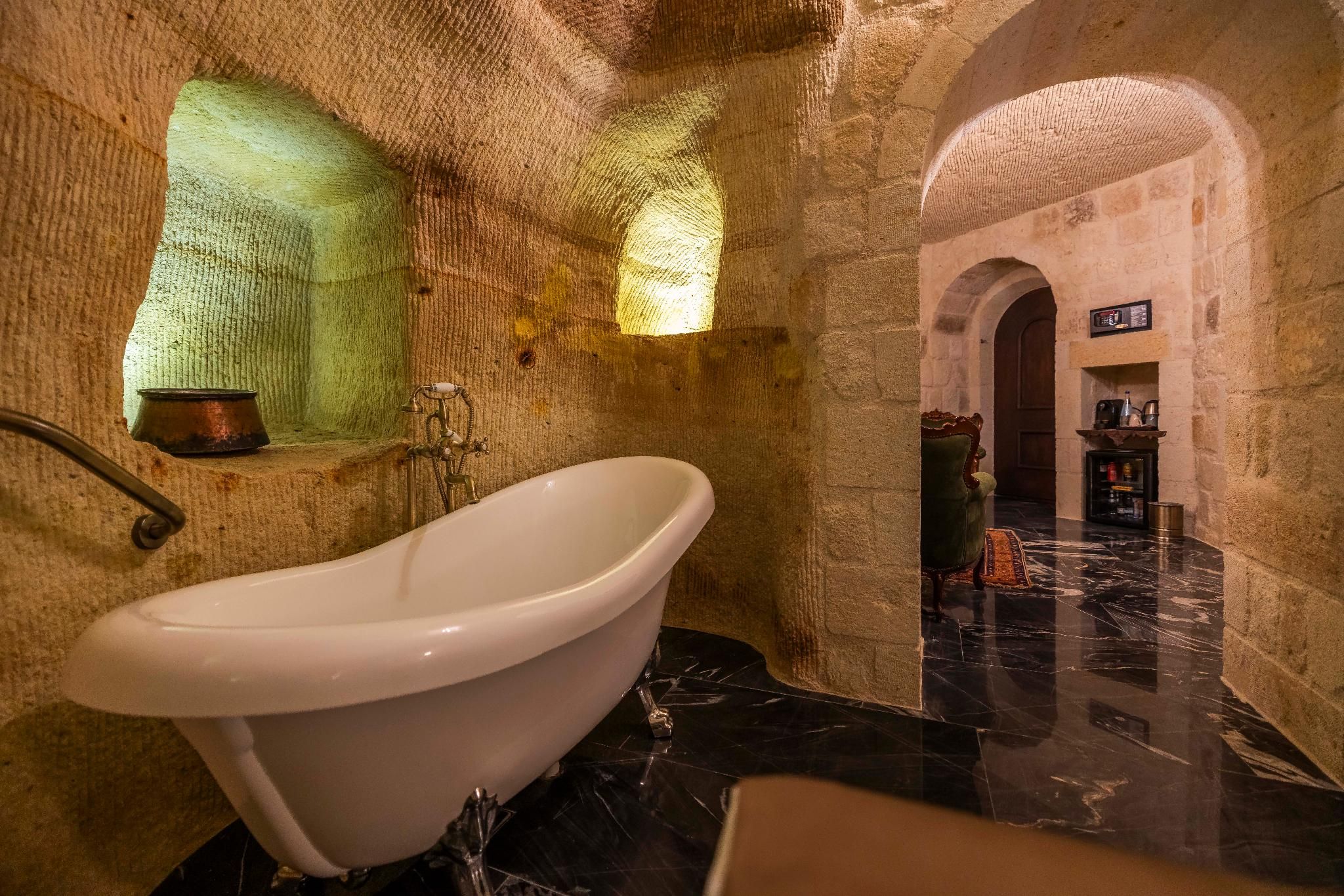 Junior Cave Suite, 1 Double Bed, Bathtub