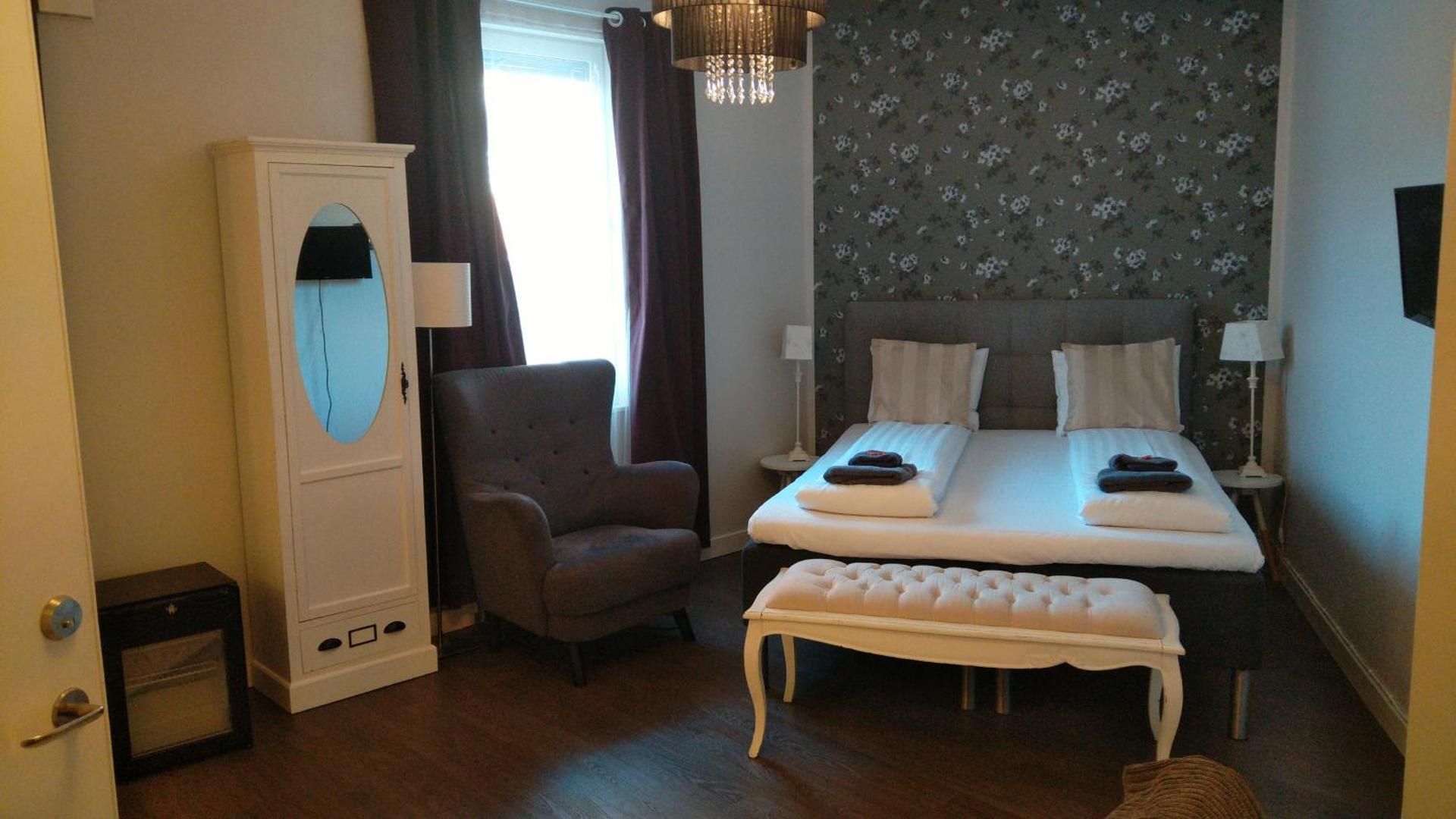 Hotell Charlotte / Stella Deluxe Double Room (2 Adults + 1 Child)