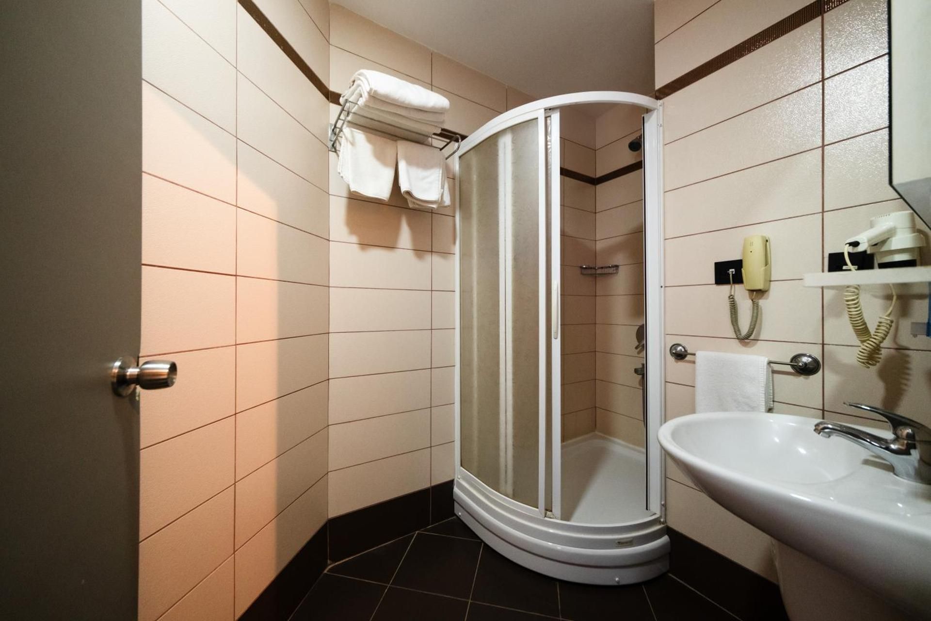 Polek Hotel Quadruple Room with Bathroom 3