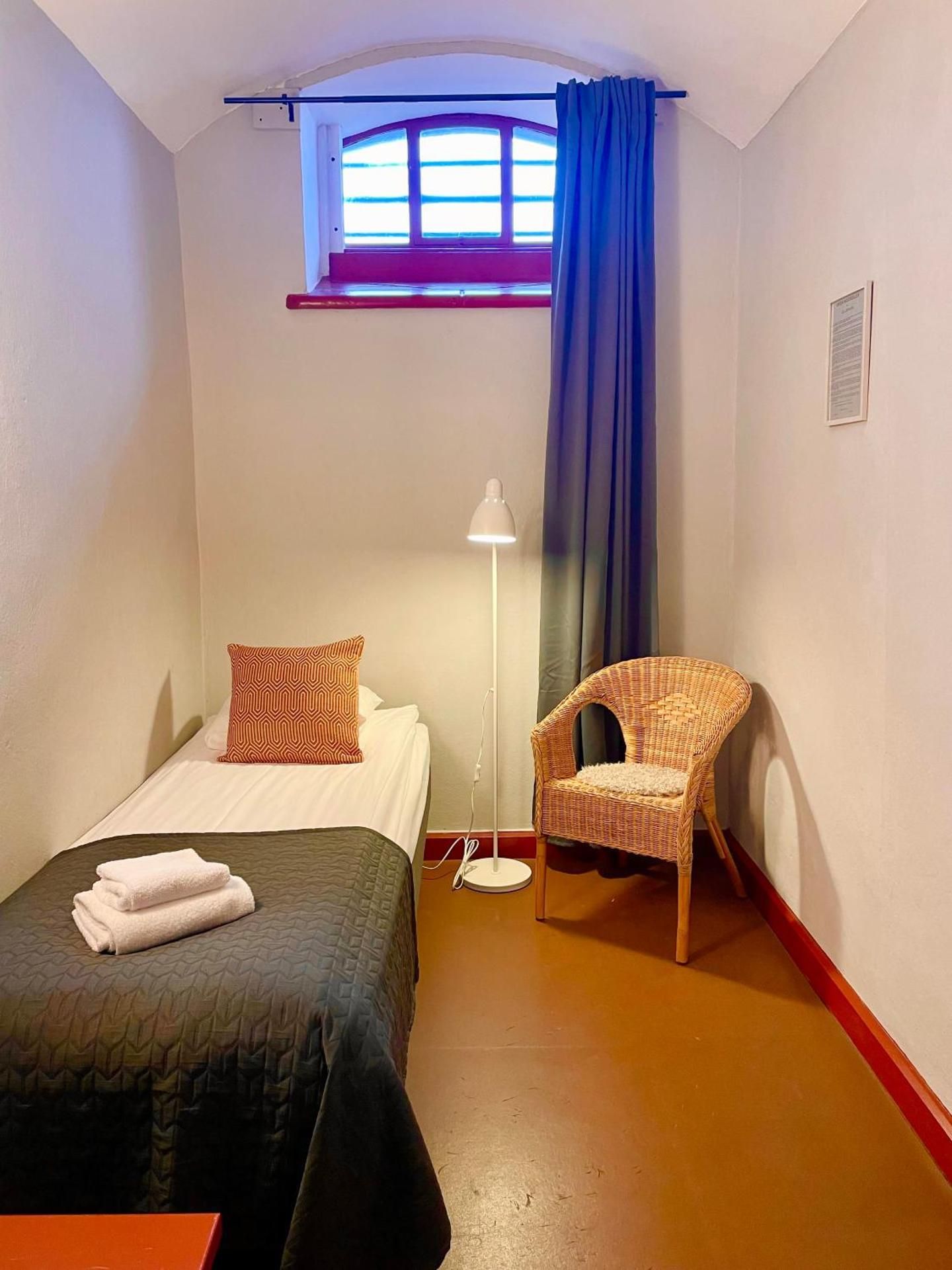 Single Cell with Shared Bathroom - Hostel Room