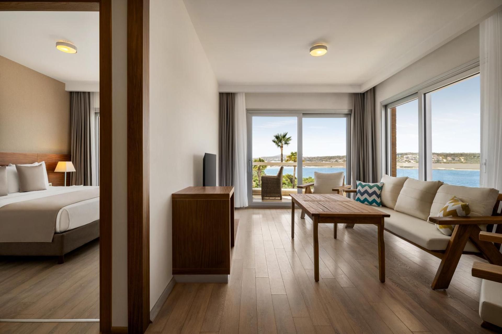 Junior Queen Suite with Garden View